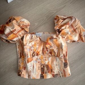 Short sleeve puffed sleeve shirt.